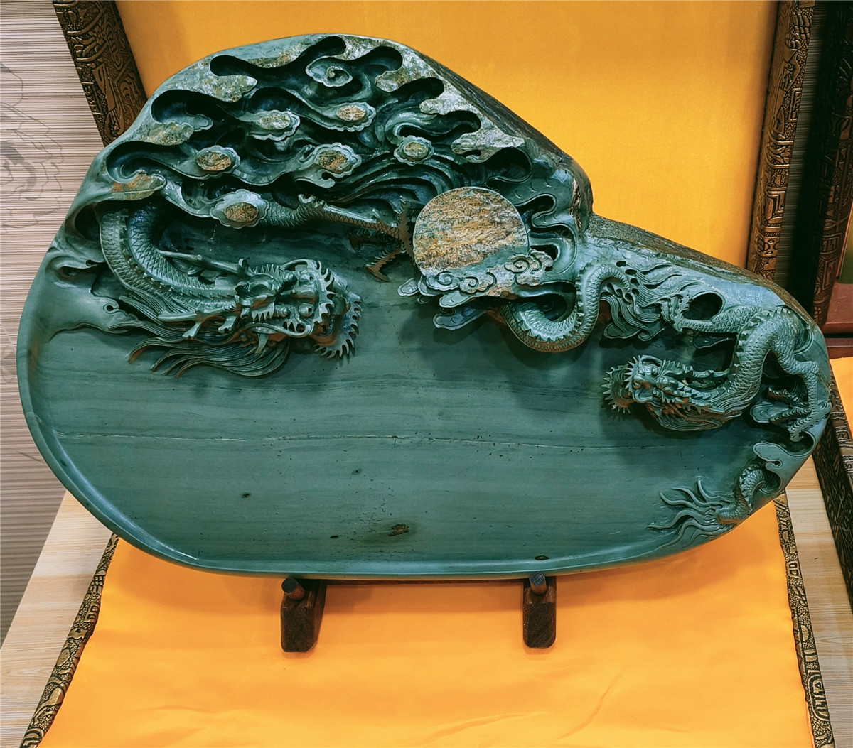 二龙戏珠洮河砚（40x27x6.5 cm）